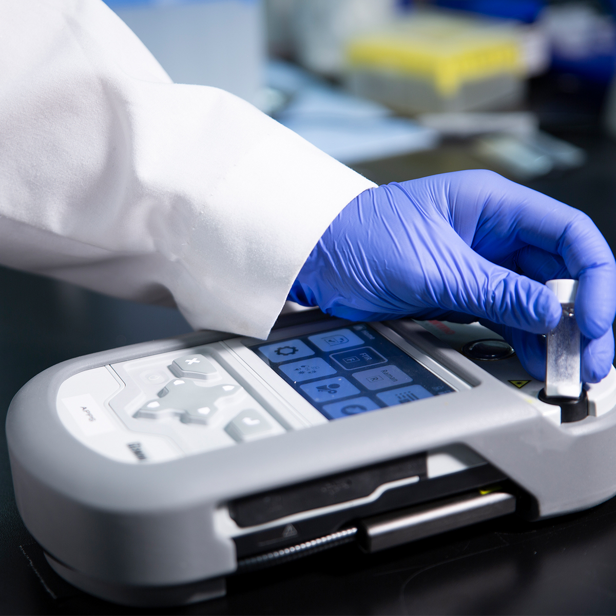 Identificador Químico Portátil Thermo Scientific Gemini – Analisador Raman e FTIR thumbnail